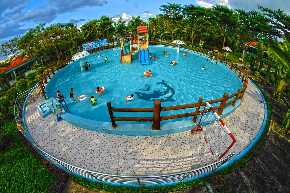 Hồ bơi nhân tạo giữa rừng cây cối giúp bạn trẻ Sài thành xóa tan cơn nắng mùa hè khi đến giữa "vịnh Hạ Long" ngay ngoại thành Sài Gòn. Ảnh: Instagram.