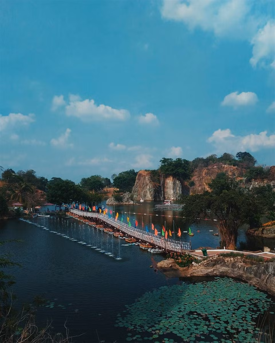 Cách Sài Gòn 25km, khu du lịch Bửu Long được mệnh danh là V ịnh Hạ Long thu nhỏ với sự kết hợp của mặt nước và những hòn núi đá nhân tạo.