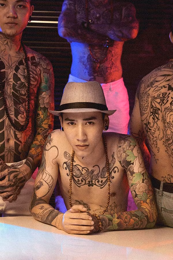 Rất nhiều người nhìn thấy ảnh này, sẽ liên tưởng đến… hội nghị bàn tròn của xã hội đen. Nhưng xin đính chính rằng đó là cuộc tâm sự của những thợ xăm có tiếng tại Sài Gòn khi họ cùng ngồi lại với nhau để nói chuyện nghề, nói chuyện đời.