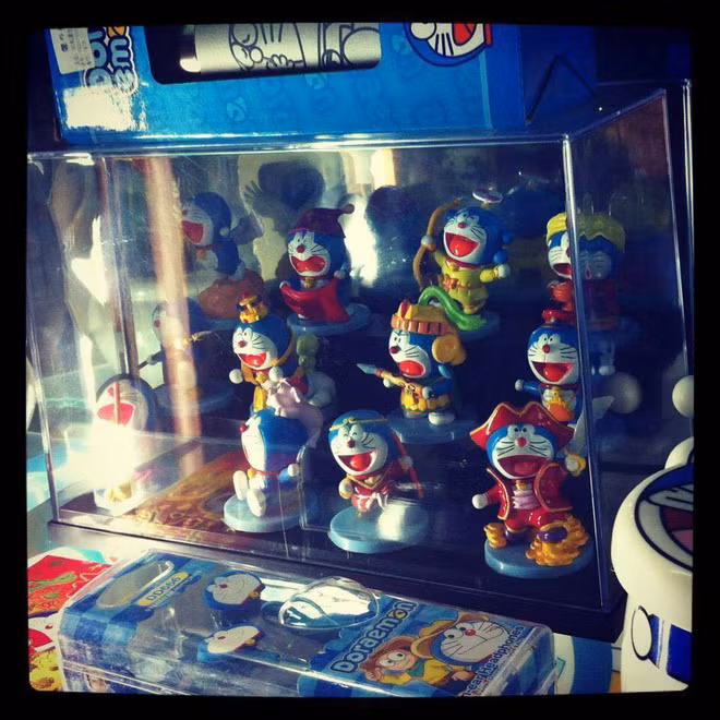 Chia sẻ về "gia tài" Doraemon của mình, Hưng Anh chia sẻ: "Đây là bộ sưu tập Doraemon nhà mình. Chuyện là hồi bé mình thích Mon lắm, nhưng nhà khi ấy nghèo, tiền ăn sáng được có 1.000 đồng, tuần nào giàu lắm thì góp tiền với mấy đứa bạn cùng nhau mua đọc. Mình cũng từng khóc 2 lần đoạn Mon nó bỏ Nobita đi. Xong rồi lớn lên, đi học xa, mỗi lần về lại mua vài thứ. Cuối cùng nó thành ra đến nửa cái phòng".