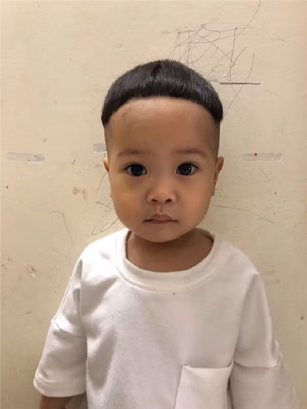 Hai chùm tóc buộc gọn sau khi cắt xong trông vẫn khá ưa nhìn và bằng phẳng, thế nhưng khi thả tóc ra thì ai nấy đều "tá hỏa" vì thành phẩm "có 1-0-2". Thậm chí, ngay cả tóc mái của con gái cũng được ông bố xén "cao tít tắp" thế này đây.