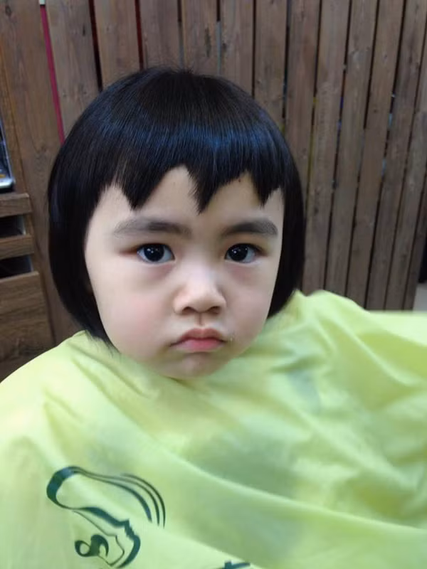 Nickname Thành Tâm bình luận: "Khi bố bạn có tâm nhưng chưa có tầm nên tác phẩm của bố bạn trên mái tóc của bạn sẽ luôn là thảm họa." hay còn nickname Minh Thành bình luận: "Khổ thân cô bé, tự dưng không hiểu sao mái tóc đáng yêu lại biến mất nhanh đến vậy".