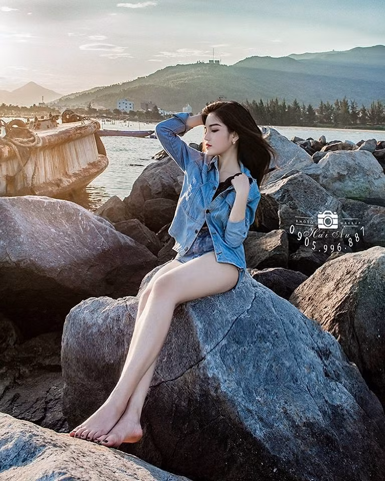Sau khi những bức ảnh của Tú Uyên được một fanpage trên mạng xã hội chia sẻ, rất nhiều cư dân mạng đã trầm trồ khen những bức ảnh nghệ thuật của cô bạn này và tưởng nhầm cô gái tới từ Quảng Nam này là một hot girl nước ngoài nào đó.