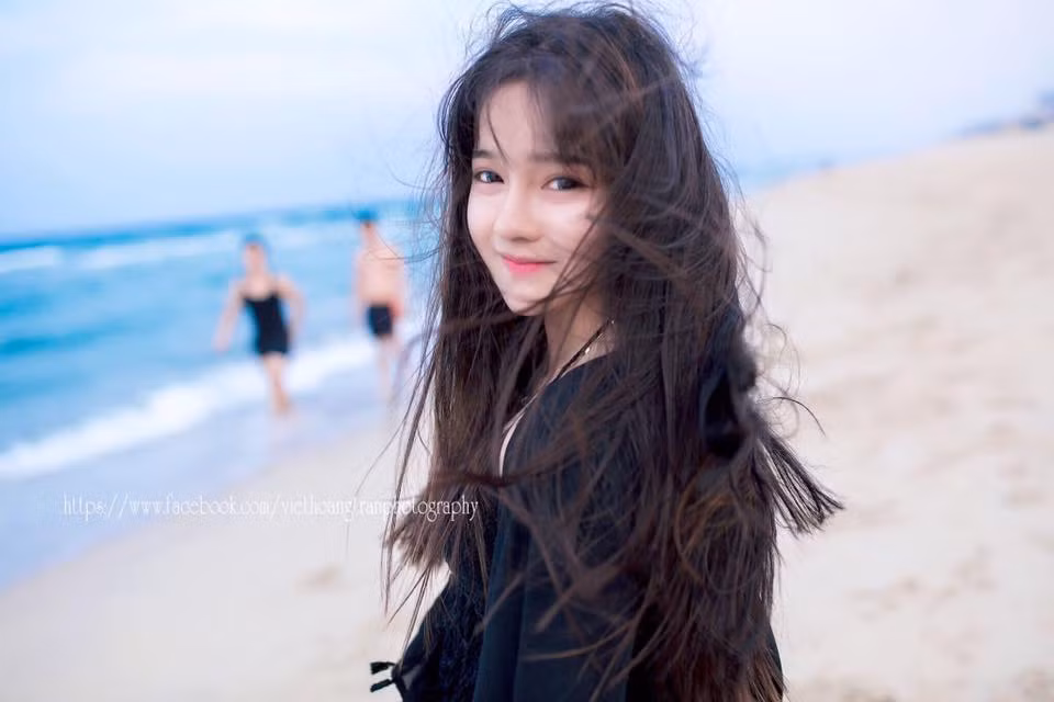 Cùng ngắm nhìn vẻ đẹp không tỳ vết của hot girl Quảng Nam - Võ Hồng Tú Uyên. Ảnh trong bài: FBNV.