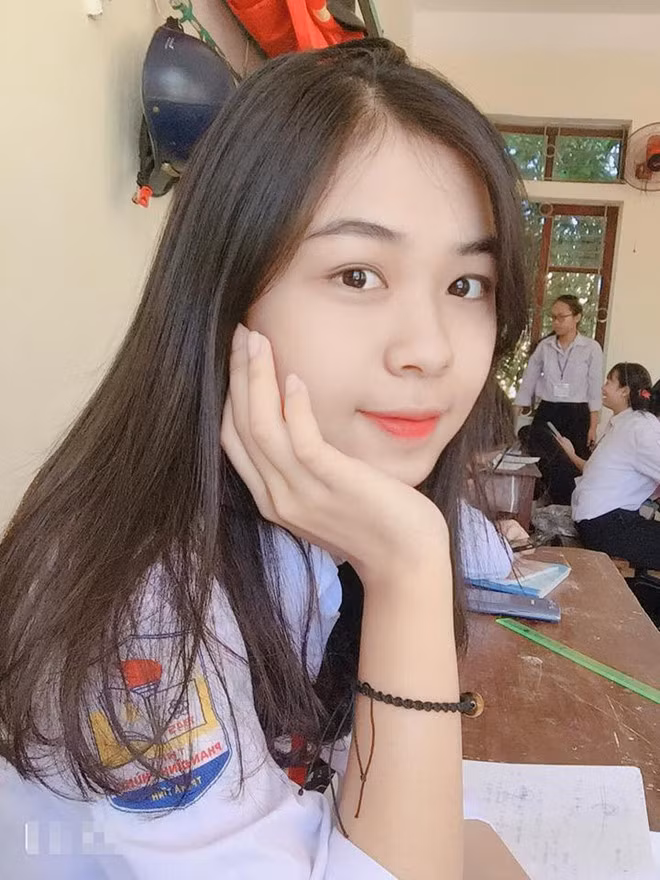 Khi còn học THPT, Phương Thảo cũng cực năng động, nhiệt tình tham gia một số hoạt động ngoại khóa trường tổ chức.