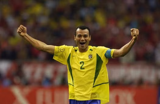 Cafu là huyền thoại của bóng đá Brazil khi có 142 lần khoác áo ĐTQG. Bên cạnh đó anh chàng này cũng đã có 6 thẻ vàng sau 4 kỳ World Cup.