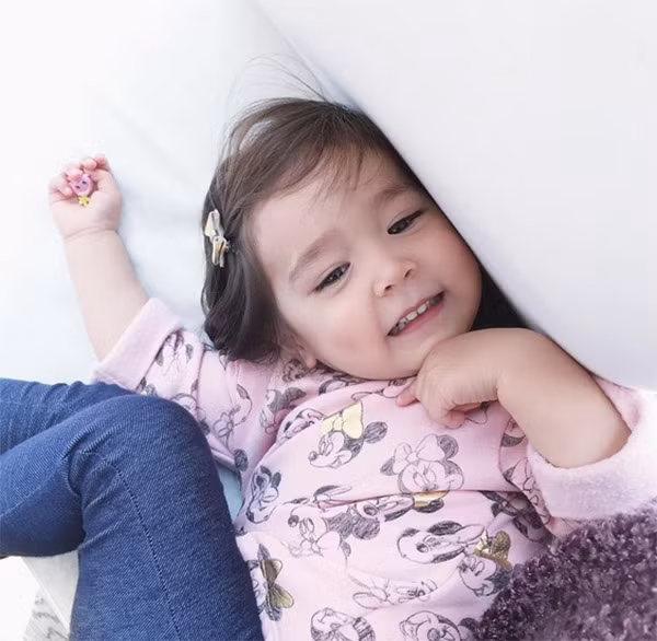 Không chỉ sở hữu gương mặt đáng yêu “gây sốt”, phong cách thời trang cực sành điệu của bé gái cũng giúp em trở thành “hiện tượng”.