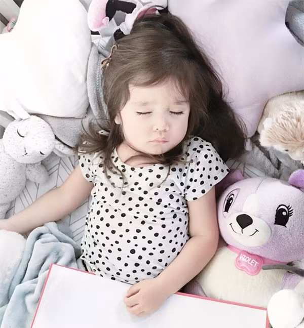 Dù không có quá nhiều thông tin về cô bé được công khai nhưng chỉ với loạt ảnh này cũng khiến người khác “tan chảy”. Ảnh: Facebook Hoinhungnguoithichconlai.