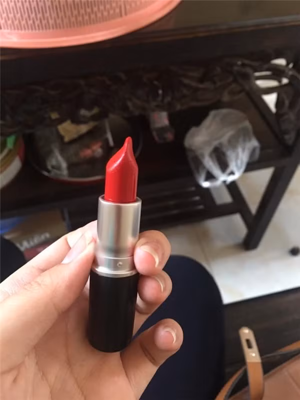 “Cầm cây son trên tay nước mắt rơi".