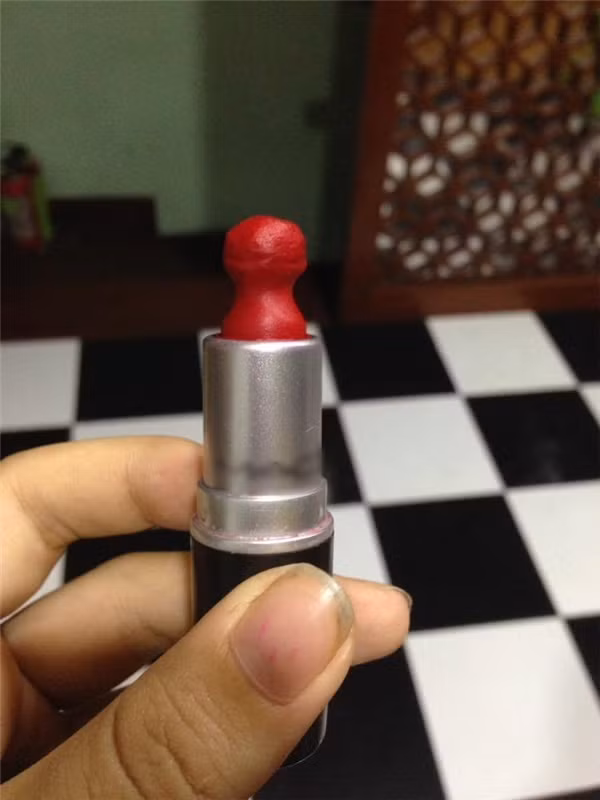 Lúc mới mua thì thỏi son nào cũng đẹp hoàn hảo, thế mà chỉ sau một tháng rơi vào tay con gái chúng đã có vẻ ngoài kì quái.