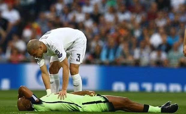 Vicent Kompany là một ngôi sao lớn tại CLB Manchester City, anh đã chấn thương trong trận bán kết lượt về Champions League hồi tháng 5 vừa qua và theo dự kiến, trung vệ này sẽ có thể trở lại thi đấu vào tháng 9 tới đây.