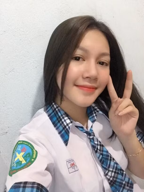 Thùy Vy tên đầy đủ là Nguyễn Thùy Vy, sinh năm 2001, hiện đang là học sinh tại trường THPT Xuân Hưng (Đồng Nai). Nữ sinh Đồng Nai này gây ấn tượng cư dân mạng nhờ khuôn mặt thon gọn, thanh thoát, làn da trắng mịn cùng đôi môi vô cùng gợi cảm.