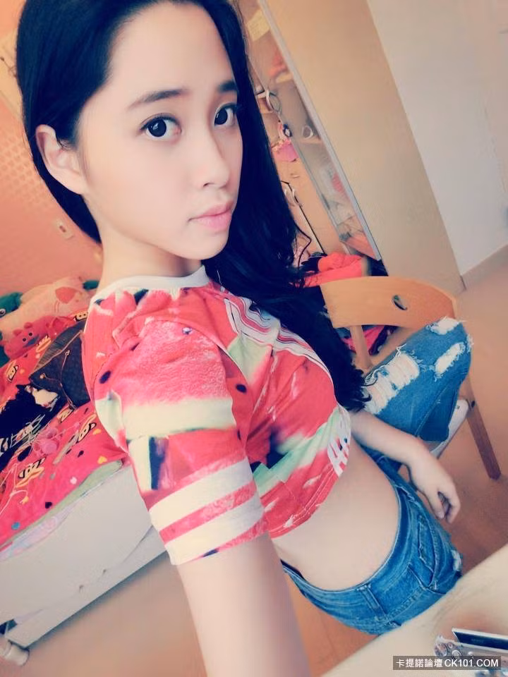 Trước khi trở về quê hương, Ouyang Nini từng theo học tại Trường Đại học Temple (Mỹ). Nhưng cô đã gác lại việc học hành để dấn thân vào con đường nghệ thuật.