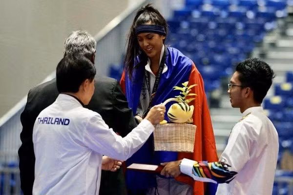 "Hot girl Taekwondo" người Campuchia được nhắc tới có tên Tubbs Casandre Nicole (19 tuổi) , cô sinh ở Texas, Mỹ và có mẹ là người Campuchia và cha là người Mỹ.