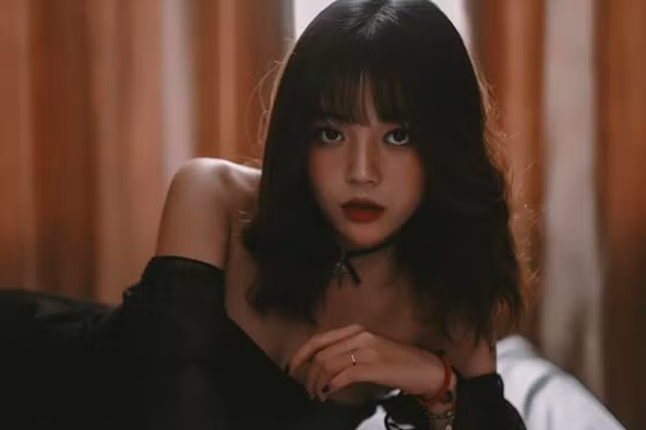Ngọc Linh từng chia sẻ trên một talk show rằng, để có được thành công như ngày hôm nay, cô đã phải vượt qua biết bao nhiêu khó khăn. Từ việc ra ngoài sống để theo đuổi đam mê cho đến vật lộn việc cắt viện trợ tiền học của gia đình.