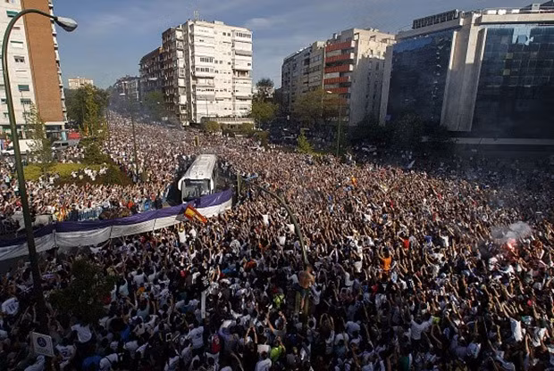 Để ăn mừng chiến công lọt vào trận chung kết C1 của đội nhà, các CĐV Real Madrid đã đổ ra đường ăn mừng và chào đón những người hùng của họ một cách vô cùng nồng nhiệt.