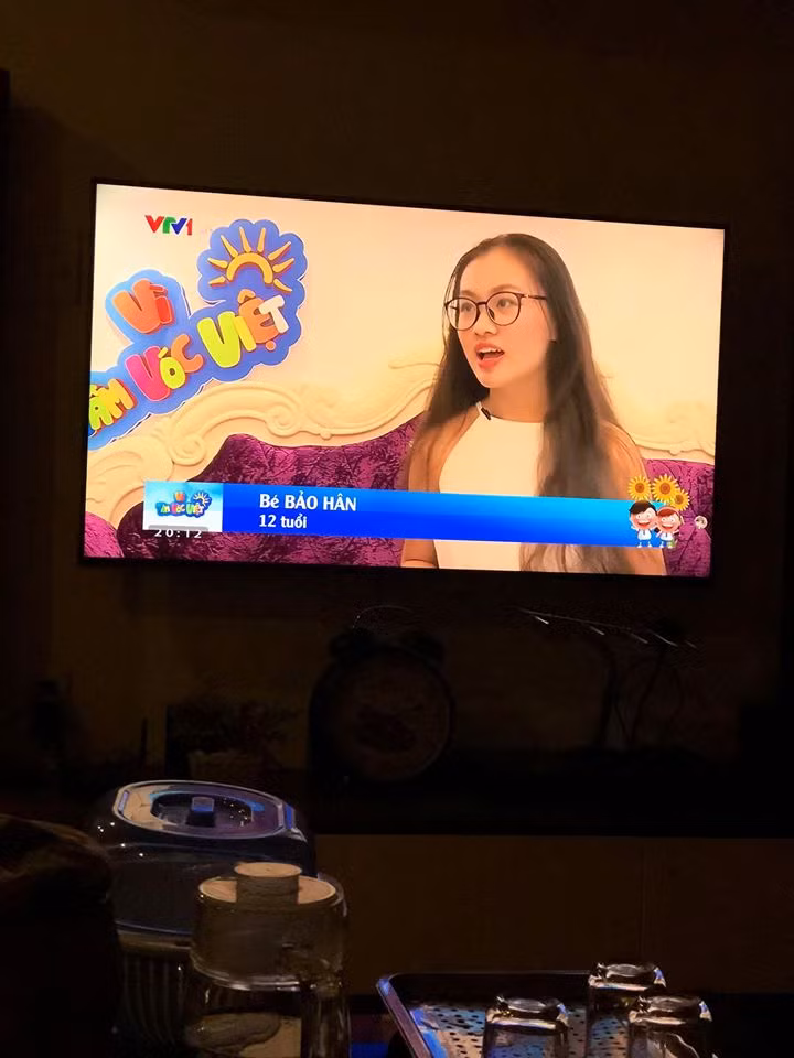 Cụ thể, trên sóng truyền hình, cô bé 12 tuổi có tên Bảo Hân đã xuất hiện và ngay lập tức gây chú ý bằng vẻ ngoài phổng phao của mình. Sau đó, dân mạng đã "hì hục" tìm kiếm những thông tin của nhân vật này.