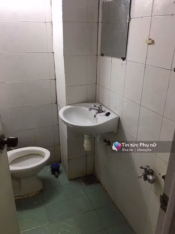 Cuộc sống trong một căn phòng tí hon không có nghĩa là bạn phải sống khổ sở, tù túng, ngược lại, nếu biết bố trí &amp; sắp xếp hợp lý thì việc sống trong một không gian “sang chảnh” kể cả khi căn phòng chỉ có… 18m2 là điều quá đơn giản. Nằm trong dự án cải tạo các căn hộ chung cư cũ ở trung tâm TP. Hồ Chí Minh, cũng giống như các căn hộ khác, căn hộ này cũng có chung điểm hạn chế là diện tích quá nhỏ &amp; thiết kế không còn mấy phù hợp với cuộc sống hiện đại.
