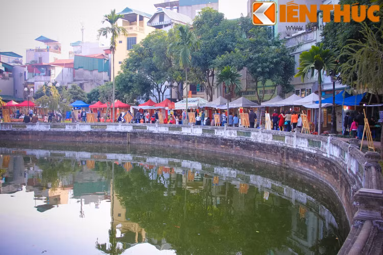 Quang cảnh xung quanh phố "ông đồ" 2016 tại khuôn viên hồ Văn - Đống Đa - Hà Nội.