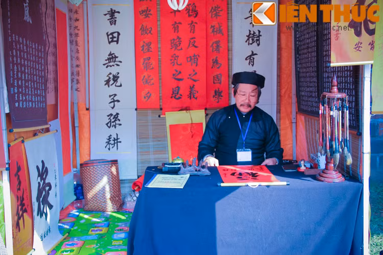Điều ghi nhận ở phố "ông đồ" 2016 là giá cả tùy tâm khách thập phương gửi tới các ông đồ.