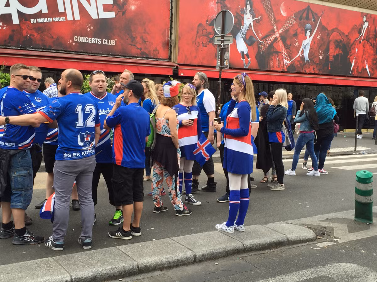 Các CĐV Iceland đến với VCK Euro 2016 vô cùng văn minh, họ tụ tập thành từng nhóm nhỏ trước khi vào sân. Không có bạo động, pháo sáng hay quậy phá đến từ các NHM bóng đá của đất nước này.