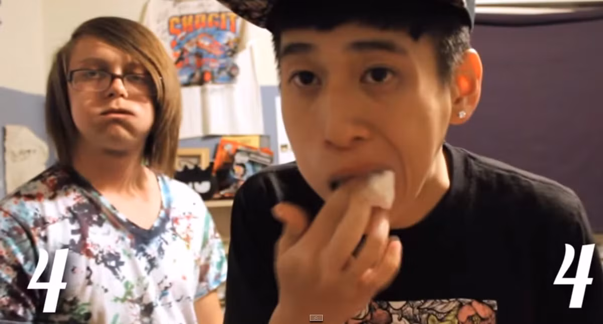 Tuy vui nhưng Chubby Bunny Challenge cũng là một trò chơi khá nguy hiểm bởi nó dễ khiến bạn bị nghẹn do kẹo dẻo tắc trong cổ họng dẫn đến khó thở.