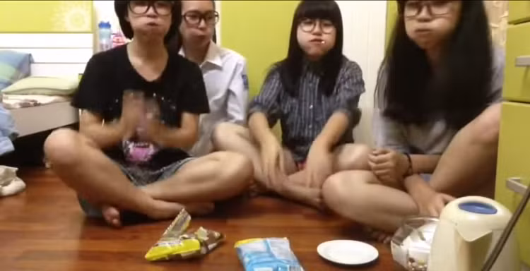 Để thực hiện được trò chơi này, các bạn trẻ chỉ cần chuẩn bị một túi kẹo Marshmallow. Nếu không thì có chuẩn bị một loại kẹo dẻo bất kì và nhét dần từng viên kẹo vào miệng. Sau mỗi viên kẹo bạn hãy nói "Chubby Bunny" xem đến viên kẹo thứ bao nhiêu thì bạn không thể nói được nữa.