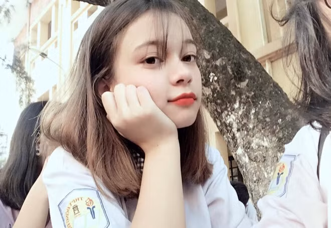 Bagnenko Diana là cô bạn sinh năm 2000 lai Việt - Ukraine bất ngờ được cộng đồng mạng chú ý, ca tụng vì gương mặt xinh đẹp, lôi cuốn người ngắm. Ảnh trong bài: Facebook nhân vật.
