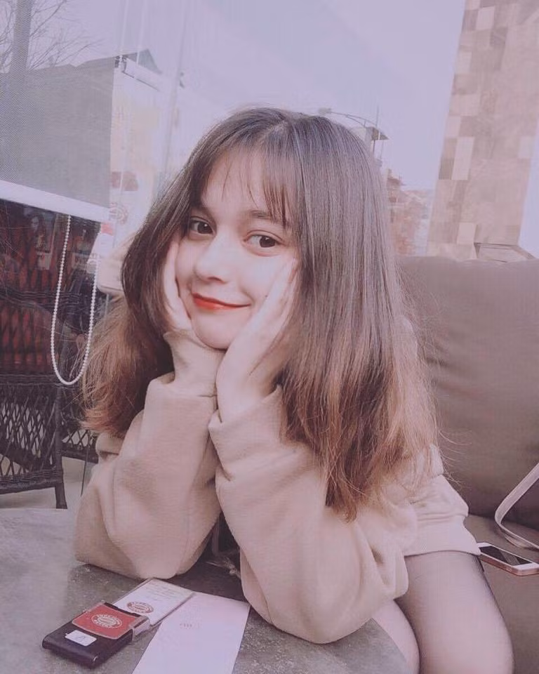 Ở trường kể từ cấp tiểu học tới THPT, Bagnenko Diana khá "nổi tiếng" nhưng theo 10X nếu chỉ được biết đến như một "hot girl" có mặt đẹp thì không có gì đặc biệt.