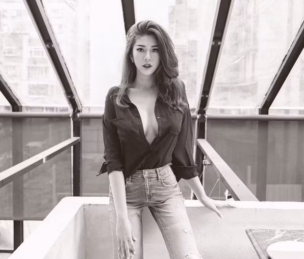 Trên trang cá nhân, Jessie thường đăng tải hình ảnh diện những trang phục cũng như phụ kiện của loạt thương hiệu nổi tiếng thế giới như Hermes, Channel, Gucci... Cô nàng cũng thường được những thương hiệu này mời tham gia sự kiện.