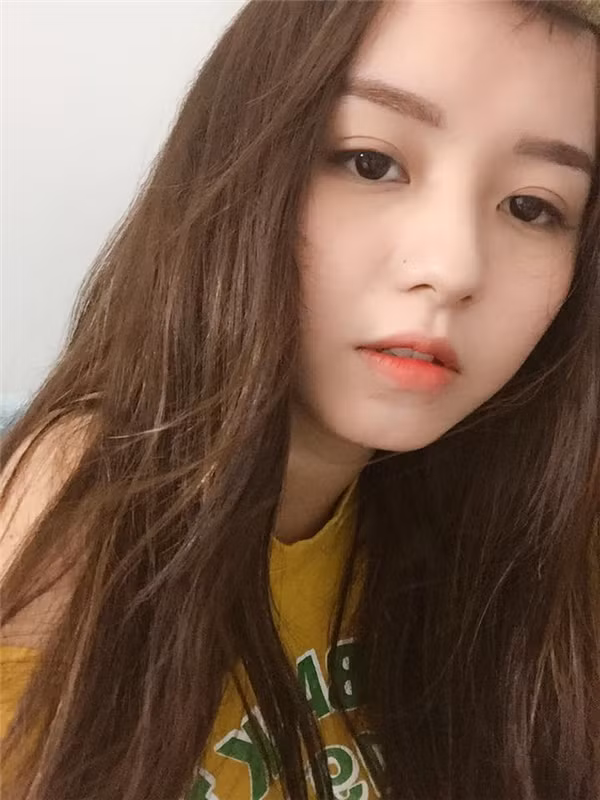 Bên cạnh đó, cô gái cũng làm người mẫu ảnh như một cách để giải tỏa tinh thần cũng như kiếm chút ít tiền để trang trải cuộc sống xa nhà.