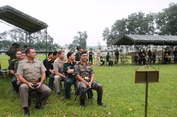 Các VĐV trong cùng một đội có thể bắn hỗ trợ cho nhau để tính thành tích chung. Trước khi buổi giao lưu bắt đầu, đội bắn mẫu của Trung tâm Huấn luyện Quốc gia Miếu Môn đã thực hành bài bắn mẫu để các VĐV quan sát, rút kinh nghiệm.
