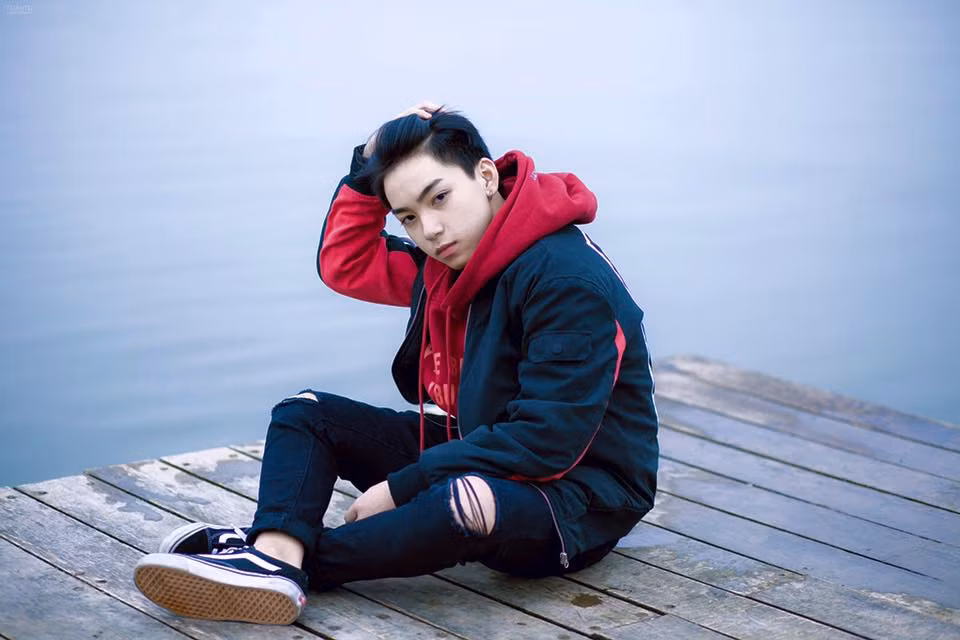 Không chỉ có vẻ ngoài như hot boy, Long Hoàng còn cực kì đa tài khi sở hữu bảng thành tích khủng như tham gia: sitcom phim Gia đình là số 1 &amp; Hai trái tim vàng.