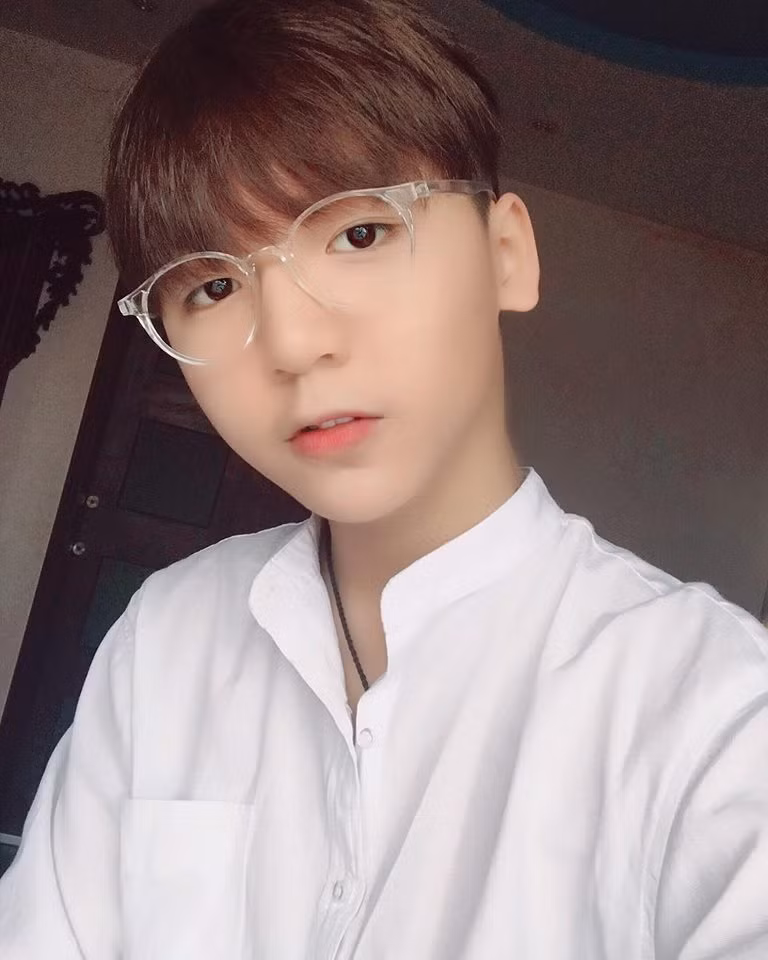 Đứng đầu trong nhóm hot teen 10X Hà thành sẽ tỏa sáng trong tương lai đó là gương mặt khá quen thuộc, đó là chàng trai từng cover rất nhiều ca khúc đình đám trên mạng xã hội mang tên Long Bi.