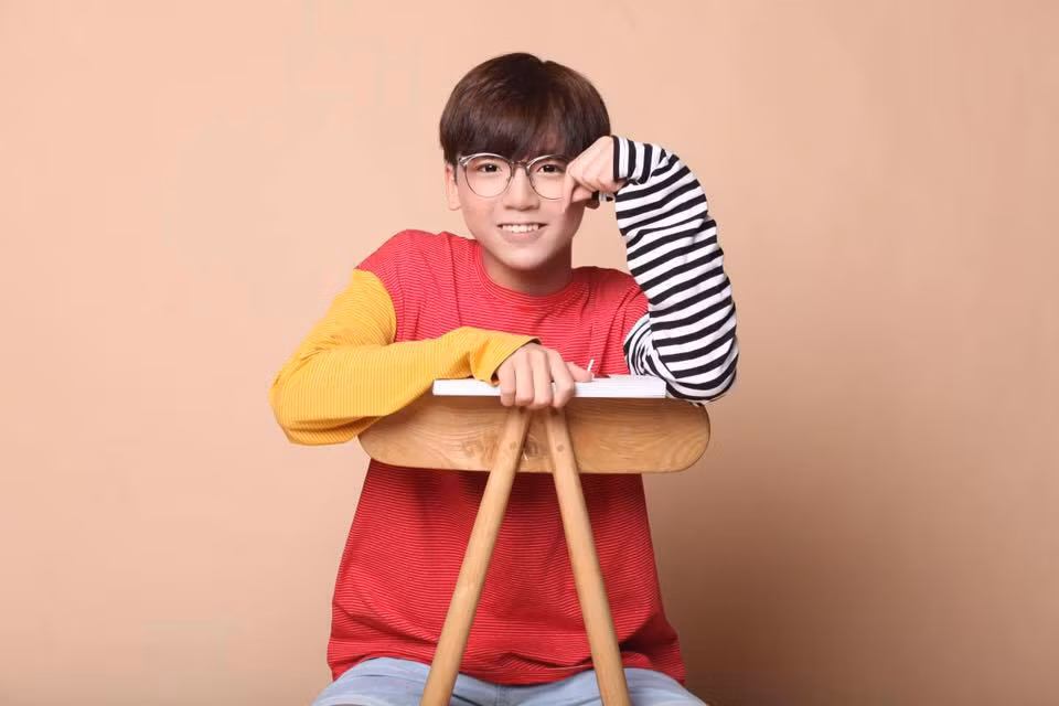 Long Bi tên thật là Vũ Đức Long. Cậu bạn này hiện đang là học sinh trường THCS Hà Huy Tập (Hà Nội). Với vẻ ngoài trắng trẻo, thư sinh nhưng phong cách thời trang của anh chàng hot teen này lại khá màu sắc và thời thượng.