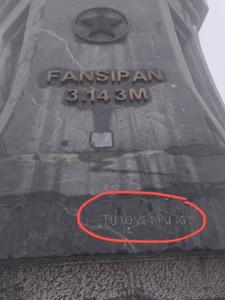 Đỉnh Fansipan từng bị vẽ bậy khiến nhân viên của khu quản lý phải vất vả xóa đi.
