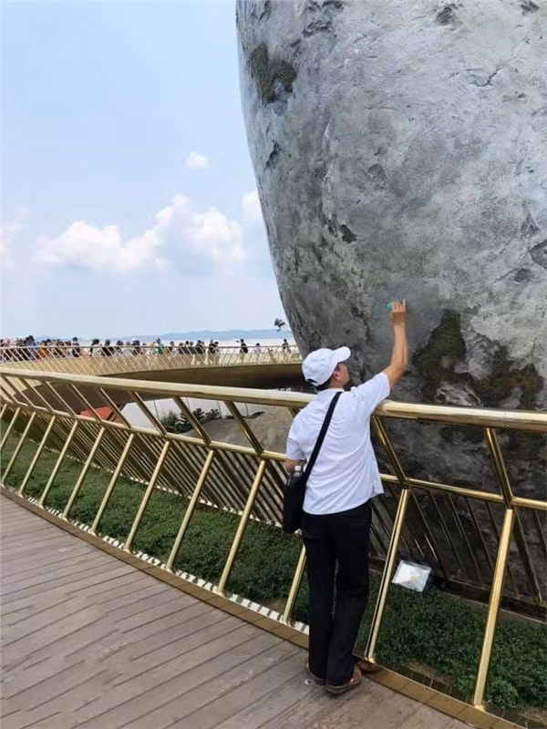  Cầu Vàng Đà Nẵng không chỉ được xem là công trình nghệ thuật độc đáo mang tầm vóc quốc gia mà còn được nhiều tạp chí danh tiếng thế giới bình chọn là điểm đến hấp dẫn. Thế nhưng mới đây, hình ảnh Cầu Vàng bị du khách vấy bẩn đang khiến cho dân tình bức xúc.