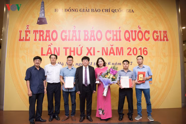 Tổng giám đốc Đài TNVN Nguyễn Thế Kỷ chụp ảnh lưu niệm với nhóm tác giả đoạt giải B.