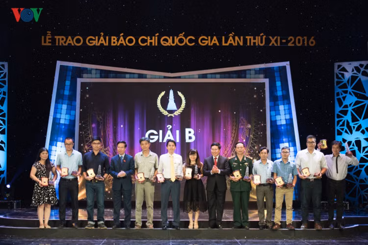 Bí thư Trung ương Đảng - Trưởng ban Tuyên giáo Trung ương, ông Võ Văn Thưởng và Phó Thủ tướng - Bộ trưởng Bộ Ngoại giao Phạm Bình Minh trao giải B cho các tác phẩm.