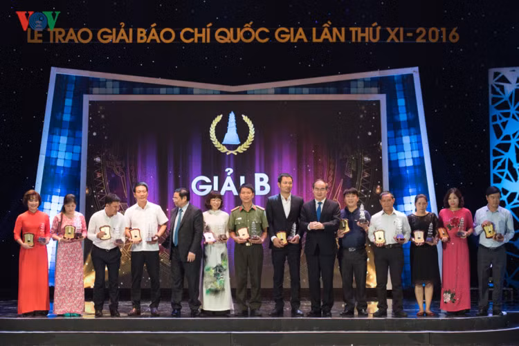 Ông Nguyễn Thiện Nhân - Chủ tịch Ủy ban Trung ương Mặt trận Tổ quốc Việt Nam - Bí thứ Thành ủy TP.HCM và ông Phạm Minh Chính - Bí thư Trung ương Đảng - Trưởng ban Tổ chức Trung ương trao giải B. Liên Chi hội Nhà báo Đài TNVN giành 3 giải B