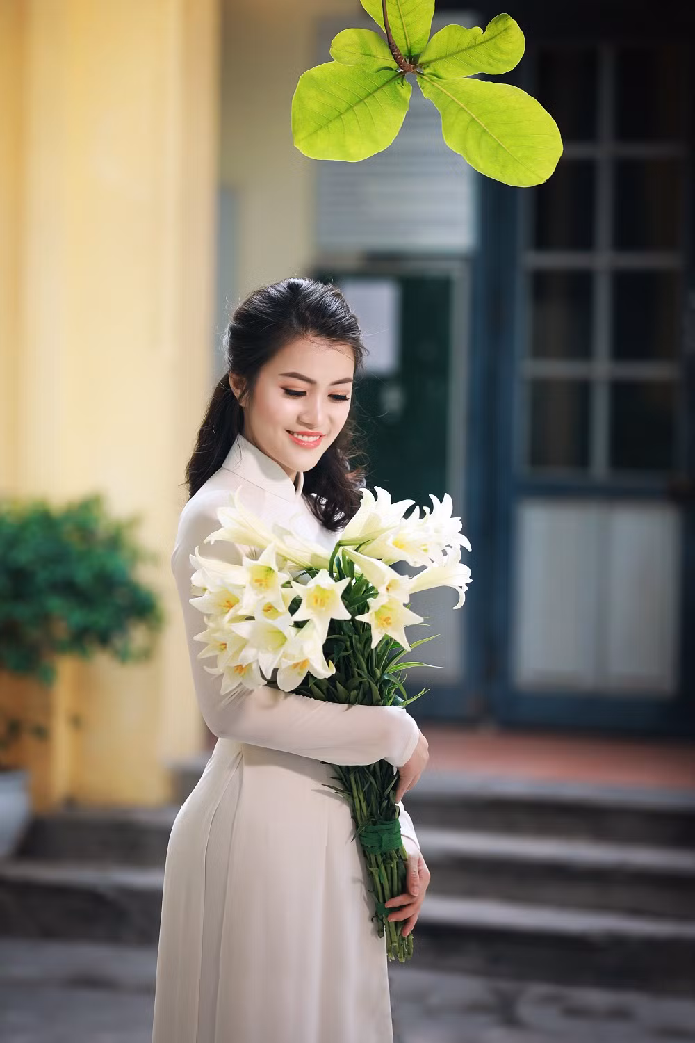Chính vì vậy, từ rất lâu tôi đã muốn thực hiện một bộ hình lưu giữ kỷ niệm bên loài hoa vừa bình dị lại vừa kiêu sa đó. Nhận được sự đón nhận nồng nhiệt của dân mạng khiến tôi vô cùng thích thú và cám ơn mọi người đã dành tình cảm"- bà mẹ không tuổi chia sẻ thêm.