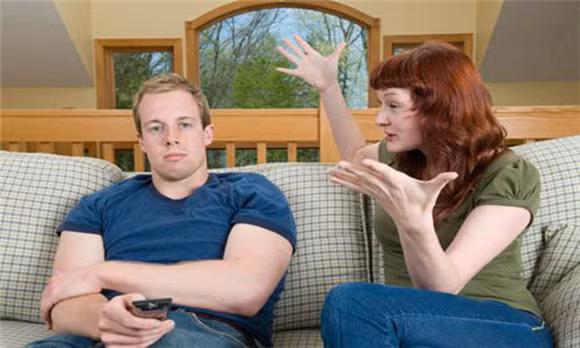 Ngắt lời. Đừng nên ngắt lời anh ấy vì một việc không quan trọng. Anh ấy sẽ nghĩ rằng mình không được vợ quan tâm và tôn trọng.