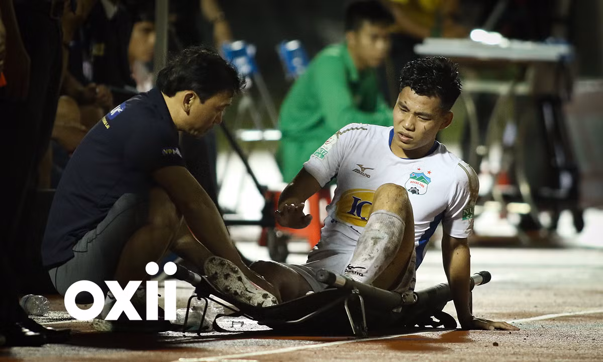 Vũ Văn Thanh là cầu thủ quan trọng trong đội hình của ĐTQG Việt Nam trong thời gian vừa qua. Nhiều người kì vọng rằng, AFF Cup 2018 năm nay, cầu thủ của HAGL cùng các đồng đội sẽ làm nên kì tích. Tuy nhiên, dường như ngôi sao người Hải Dương này không thể thực hiện điều đó khi dính chấn thương khá nặng.