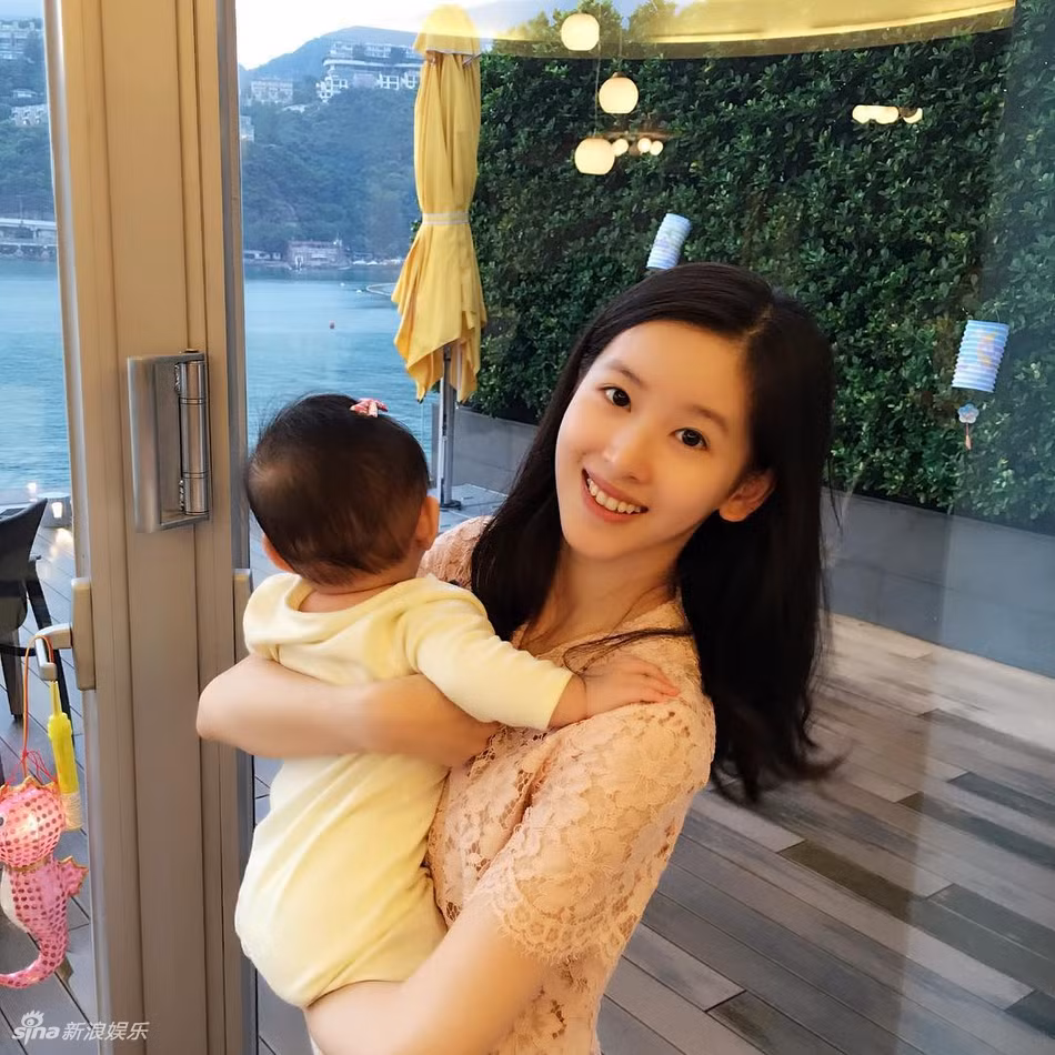 Còn theo một số dân mạng, ngắm những hình ảnh của ông xã Chiết Thiên chăm sóc chu đáo cho cô khiến nhiều người phải ghen tị bởi độ hạnh phúc của cặp đôi này.