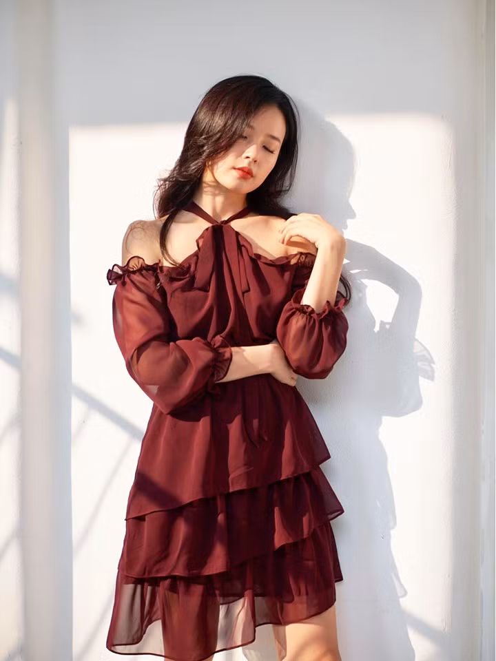 Midu gây thương nhớ với status cực ngầu: "Nắng xuyên nửa mảnh tâm hồn. Du vẫn được ngủ... phải không cả nhà".