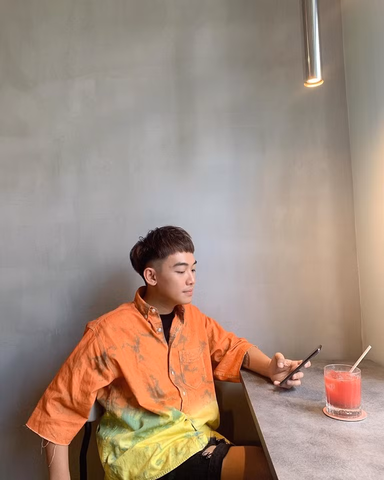 Sợ Facebook bị "mốc" Phở nhanh chóng khoe ảnh bản thân: "Up con ảnh cho đỡ mốc meo".