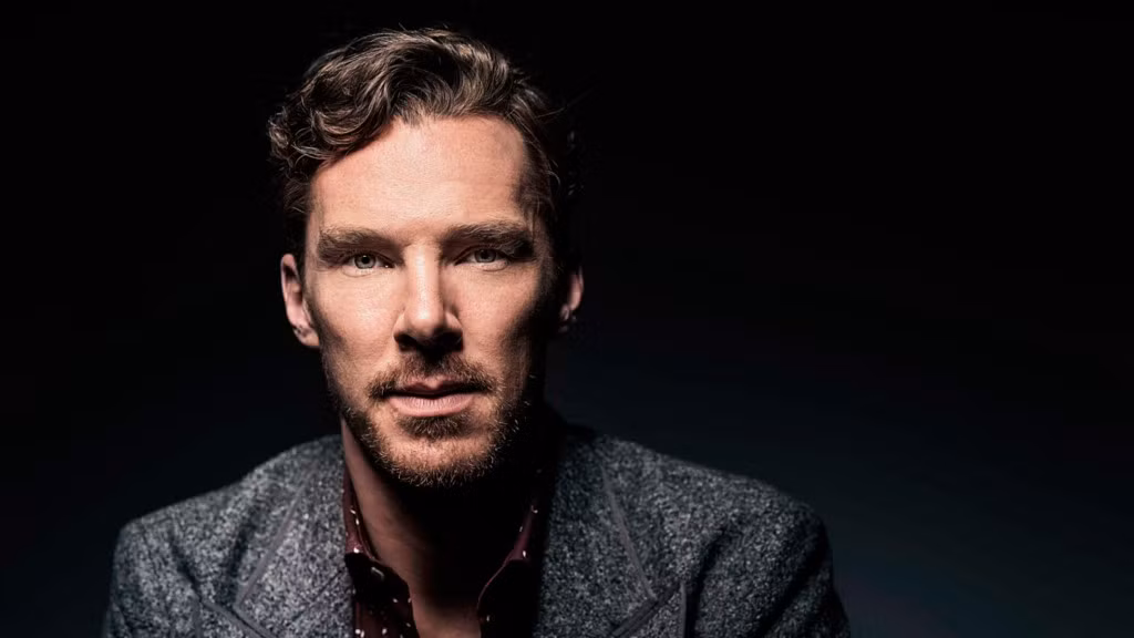 Nam diễn viên Benedict Cumberbatch từng thừa nhận ông bắt đầu cuộc đời, sự nghiệp khá thuận lợi dù khả năng học tập không tốt và rất lười học. "Sau kỳ thi lấy chứng chỉ GCSE, tôi không muốn động đến sách vở. Các giáo viên và tôi đều không hiểu tại sao. Dù đặt mục tiêu trúng tuyển Oxbridge, tôi vẫn sa vào quá nhiều thứ, trừ việc học", Benedict kể lại. Ảnh: Den of Geek.
