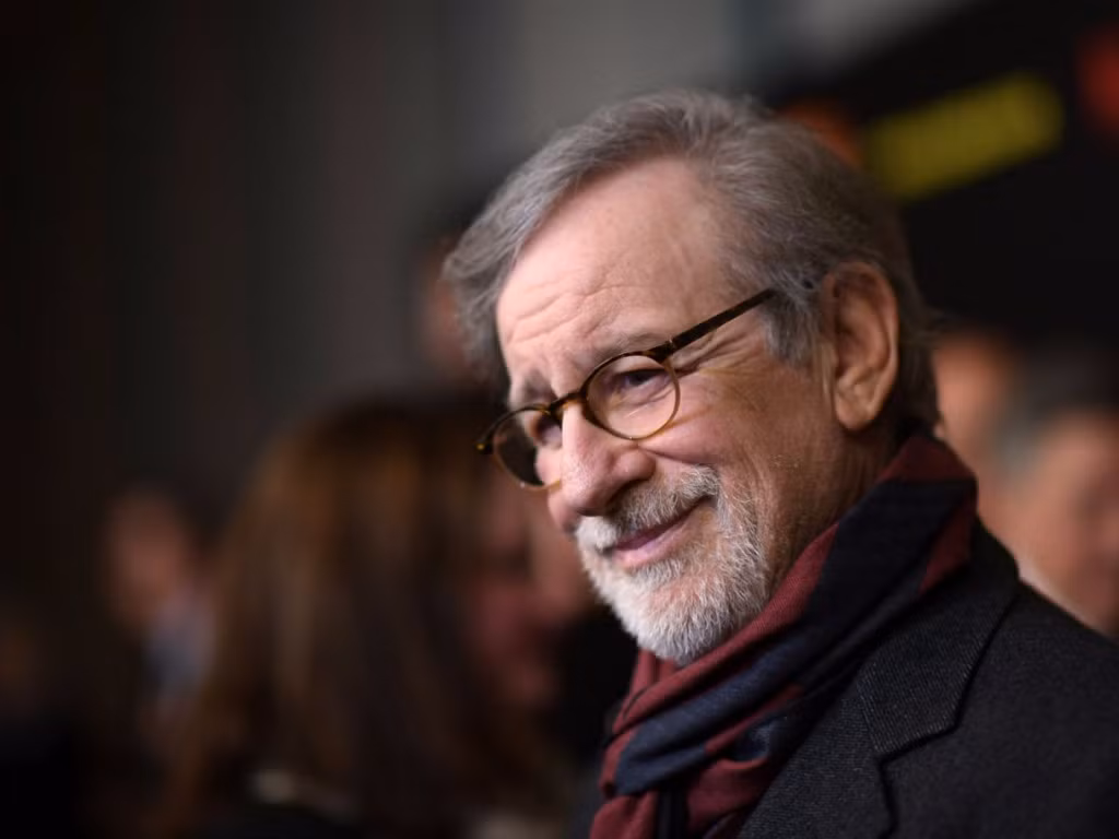 Steven Spielberg là cái tên nổi tiếng toàn thế giới. Từ nhỏ, ông đã tập tành làm phim. Song lớn hơn chút nữa, nhà sản xuất lừng danh này lại bị trường điện ảnh thuộc ĐH Southern California từ chối đến 3 lần. Thất bại đường học hành, Steven không ngừng nỗ lực chứng tỏ bản thân trong sự nghiệp điện ảnh. Năm 2002, ông trở lại trường, kiếm được tấm bằng cử nhân sau 35 năm bỏ lỡ. Ảnh: Getty.