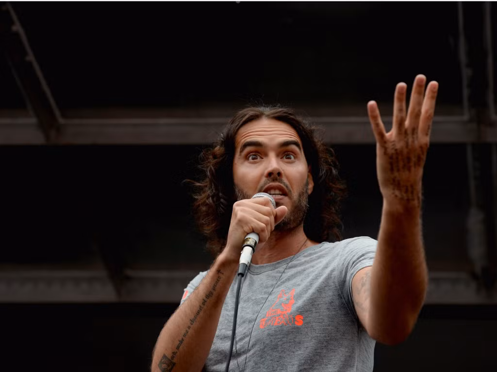 Thời đi học, diễn viên hài Russell Brand là chuyên gia gây rắc rối. Anh từng bị đuổi vì đưa nữ sinh về phòng. Giáo viên nhận xét Russell đi học "chỉ lãng phí chỗ ngồi". 16 tuổi, Russell chuyển đến London, vào trường Sân khấu Italia Conti. Dù khá tài năng, anh vẫn nhanh chóng bị đuổi do thường xuyên dính đến ma túy. Ảnh: Getty.