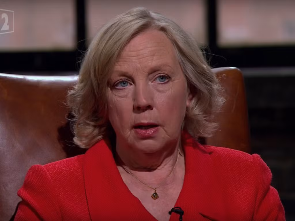 Nữ doanh nhân thành đạt Deborah Meaden cũng có thời đi học không mấy tự hào. Bà kiếm tiền từ năm 7 tuổi và bỏ học trước khi hoàn thành chương trình A-level. Hiện tại, Deborah sở hữu khối tài sản trị giá 40 triệu bảng cùng 3 tấm bằng danh dự. Ảnh: BBC.